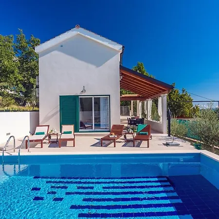 Seaview Lemaro, A 2 Bedroom With 28 Sqm Private Pool In Krilo Jesenice Villa