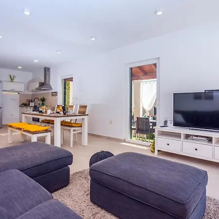 Seaview Lemaro, A 2 Bedroom With 28 Sqm Private Pool In Krilo Villa