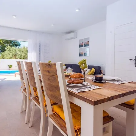 Seaview Lemaro, A 2 Bedroom With 28 Sqm Private Pool In Krilo Jesenice