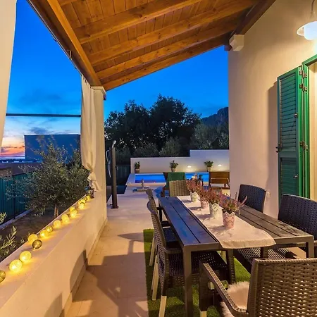 Villa Seaview Lemaro, A 2 Bedroom With 28 Sqm Private Pool In Krilo Jesenice Jesenice (Split-Dalmatia)