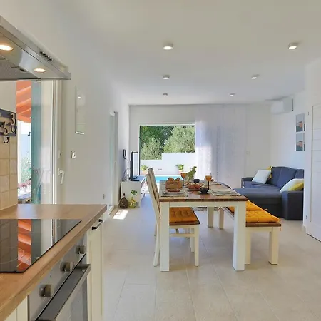 Seaview Lemaro, A 2 Bedroom With 28 Sqm Private Pool In Krilo Jesenice Jesenice (Split-Dalmatia)